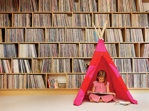 1-books-girl-little-girl-reading-favim-com-255657