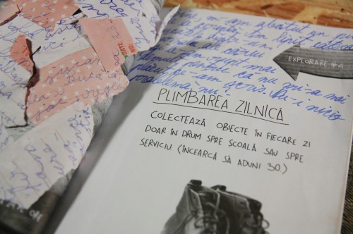 Pe pagina din stânga am lipit nişte bucăţele de hârtie. (Clic ca să măreşti pagina. Foto @)