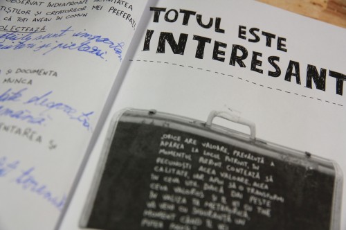 Unde ni se spune că trebuie să privim toate lucrurile ca fiind interesante. (Clic ca să măreşti pagina. Foto @)