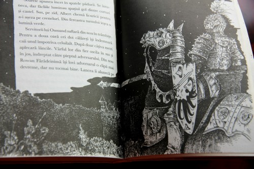 Altă ilustraţie care se întinde pe două pagini. (Clic ca s-o măreşti. Foto @)